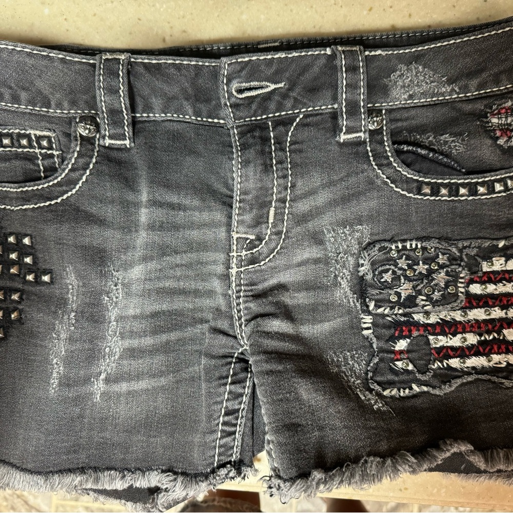 MISS ME SIGNATURE FLAG SHORTS